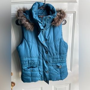 Womens Medium NY&Co teal hooded puffer vest with fur detail fashion outerwear